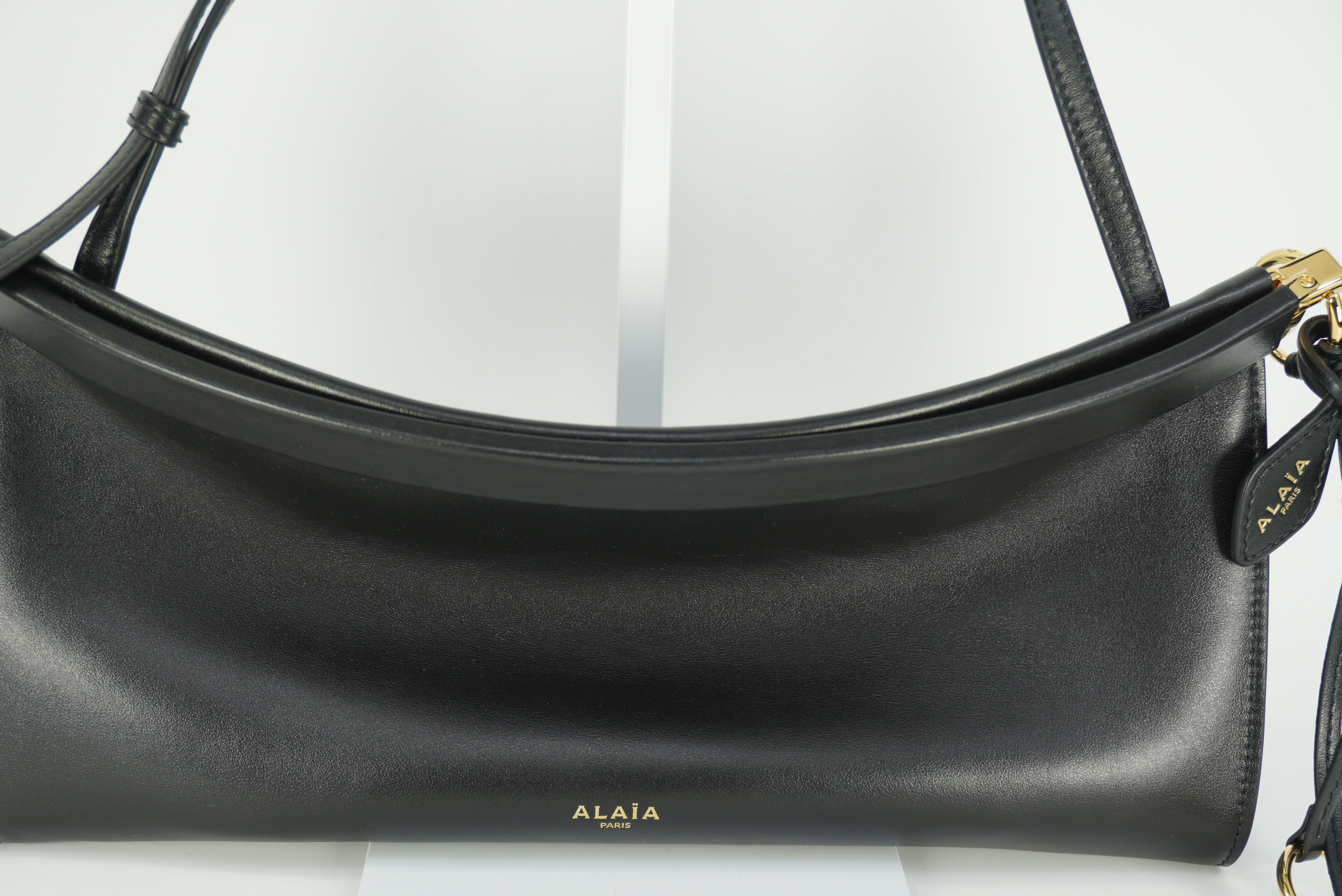 ALAÏA LE CLICK EAST WEST MEDIUM BAG IN CALFSKIN