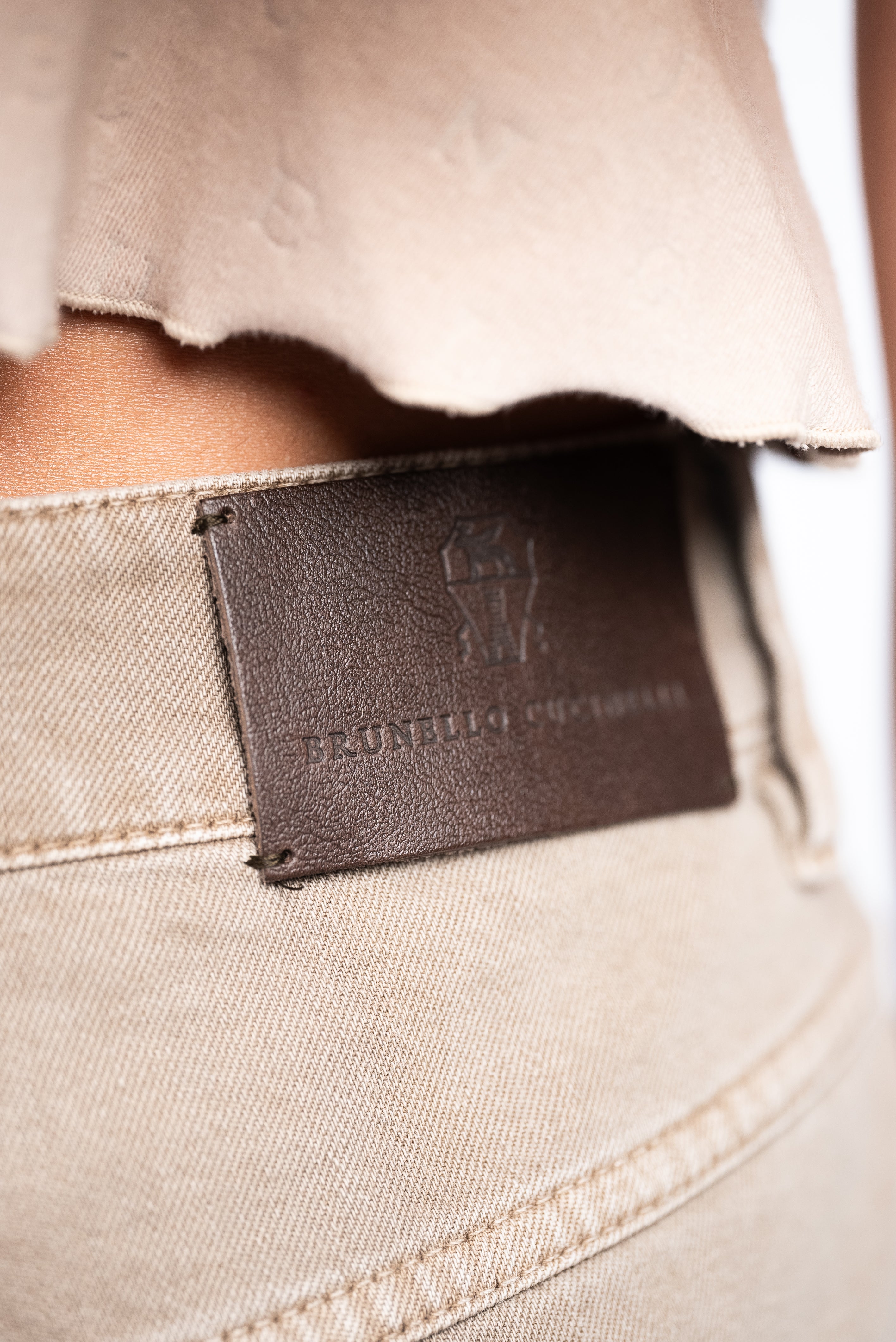 BRUNELLO CUCINELLI MUJER Vaqueros beige con cadena Monil